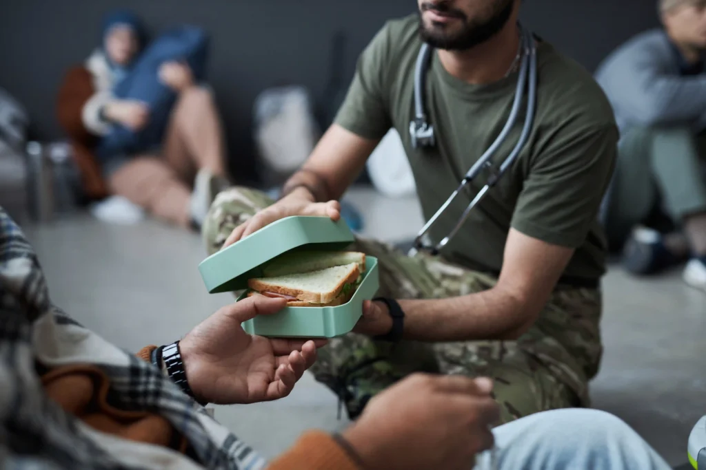 uitdelen noodpakket met eten